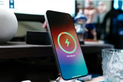 新兴镇苹果15换屏服务分享用什么充电器给iPhone15充电更好 